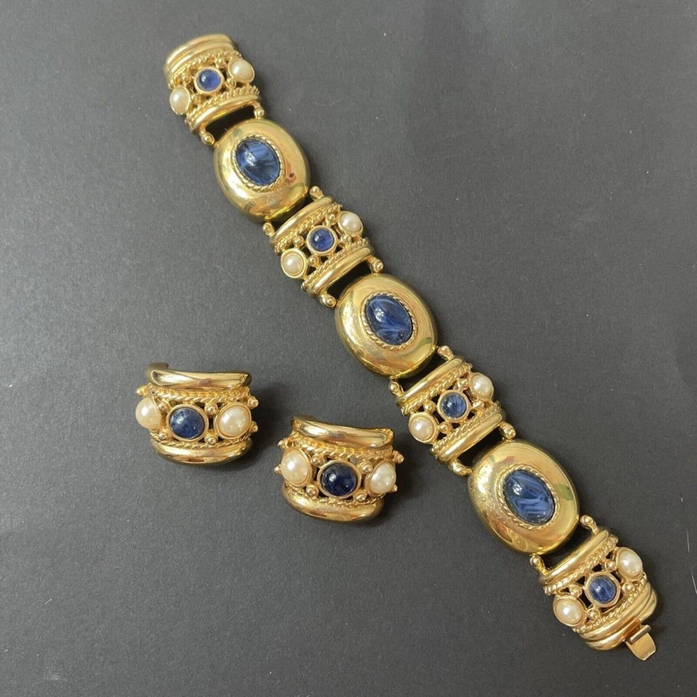 Joan Rivers signed Bracelet And Earrings Gift Set Blue Gold Tone. Bold Design